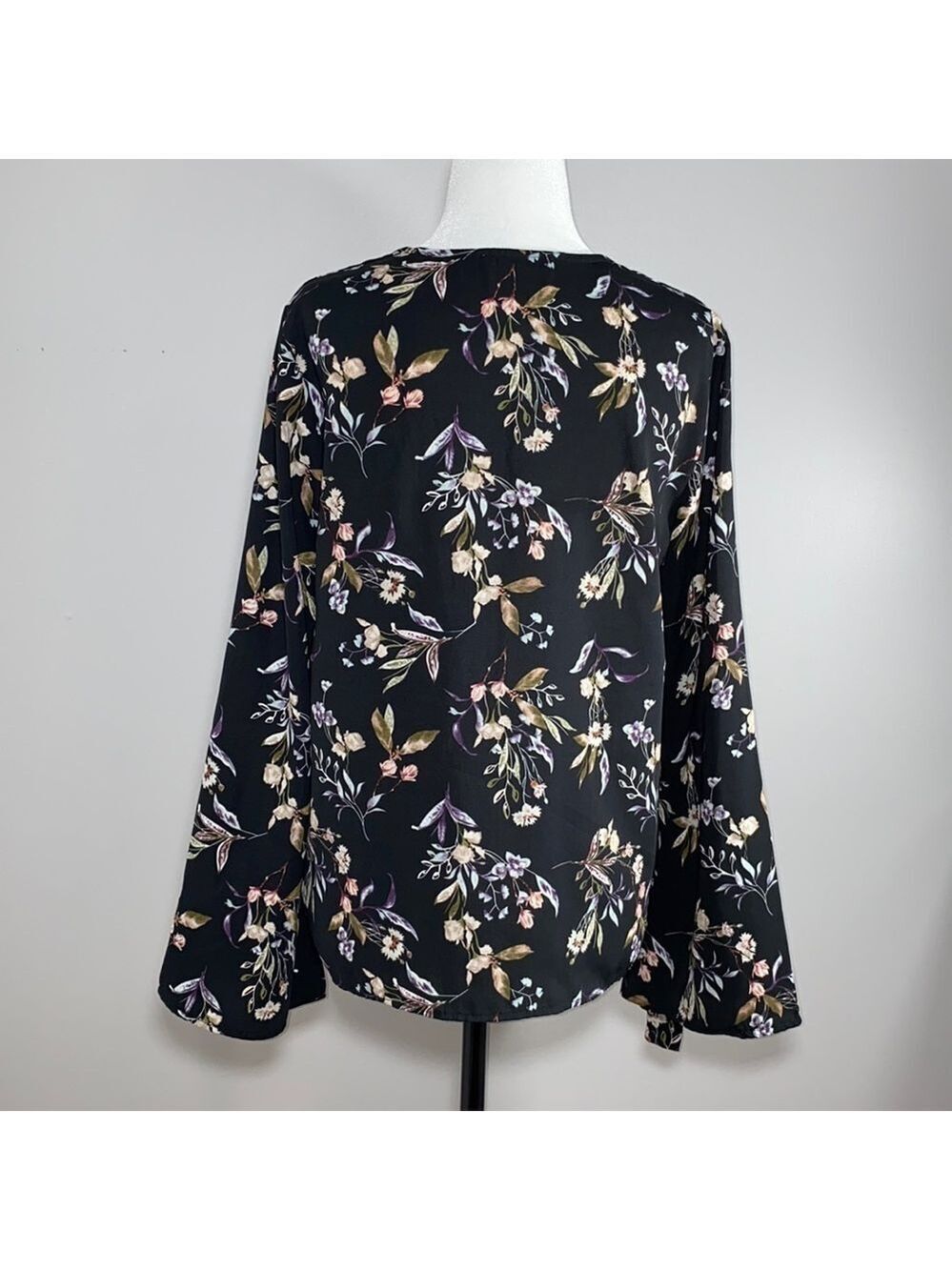 Dex Bell Sleeve Blouse V-Neck Black Floral - Picture 6 of 14
